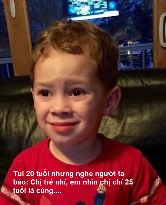 Cậu bé Meme mỉm cười lịch sự