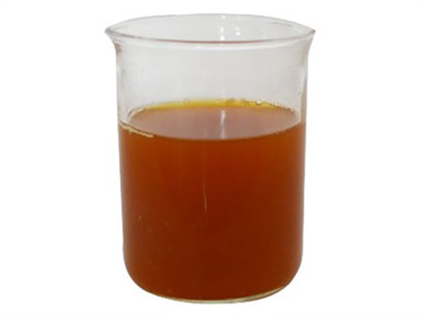 Hóa chất polymer ở dạng lỏng có màu vàng nâu