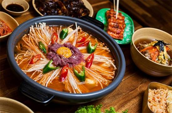2 cách nấu lẩu kim chi hải sản và lẩu kim chi bò chuẩn bị Hàn Quốc