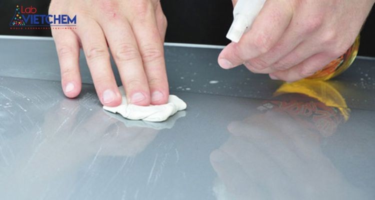 Tẩy keo silicon bằng hóa chất
