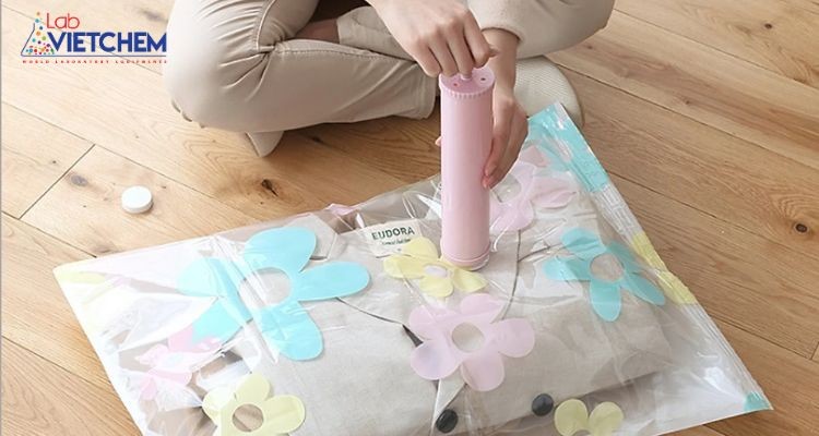 Bảo quản quần áo bằng cách hút bụi