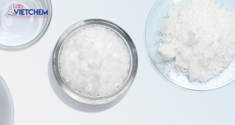 Rượu cetyl ở dạng vảy trắng