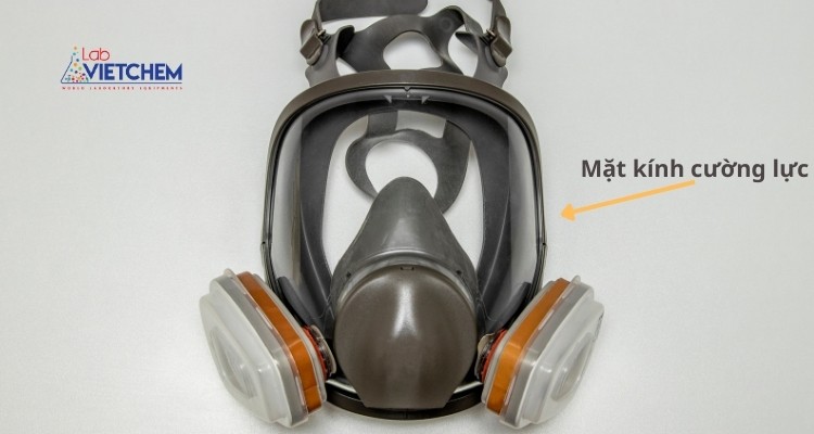 Bề mặt kính cường lực của mặt nạ phòng độc