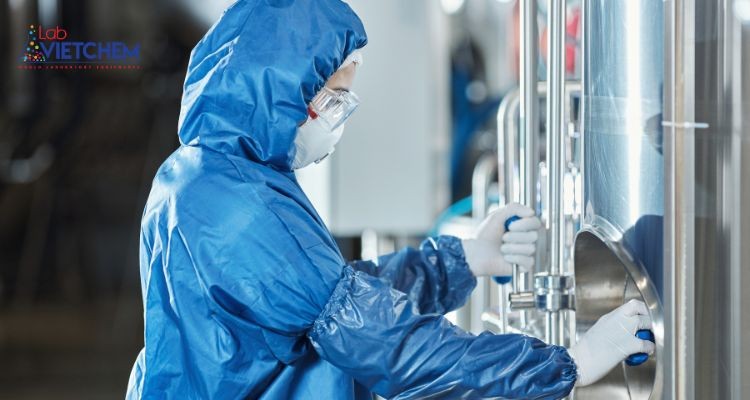 Mang đồ bảo hộ khi sử dụng etyl benzen