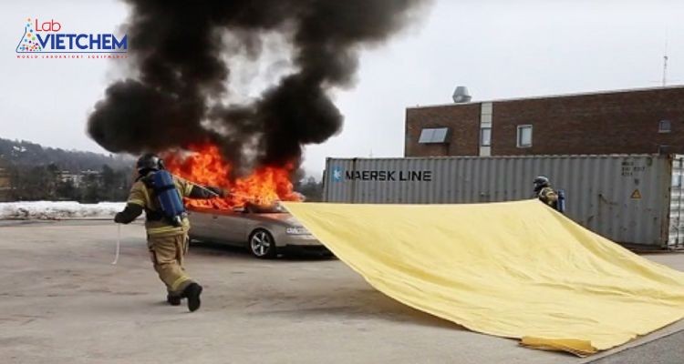Dập tắt đám cháy bằng cách tách oxy ra khỏi chất dễ cháy