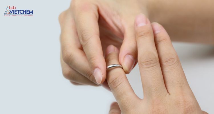 Loại bỏ đồ trang sức bằng niken nếu bạn nghi ngờ có phản ứng dị ứng