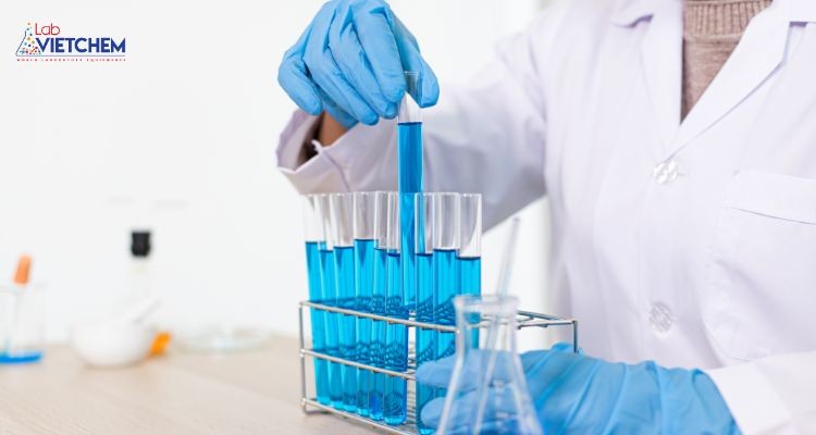 Mang đồ bảo hộ khi tiếp xúc với hóa chất