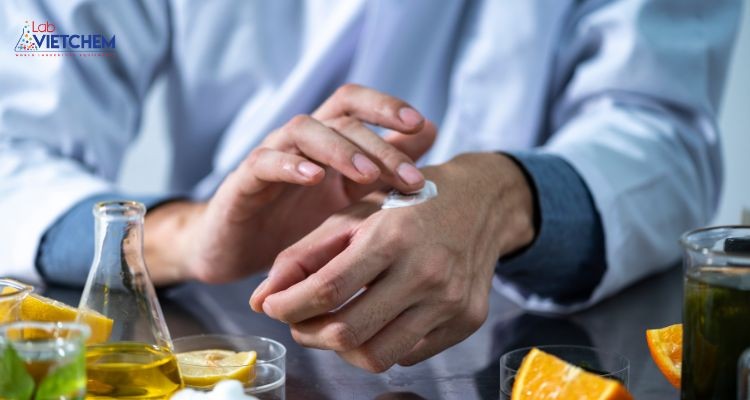 Thử mỹ phẩm trên da trước khi sử dụng