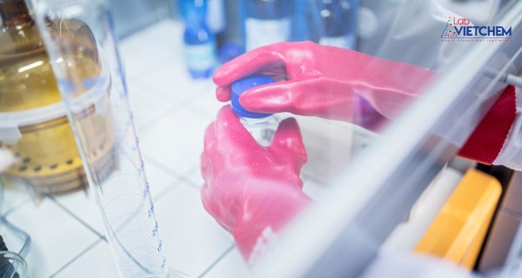 Mang đồ bảo hộ khi sử dụng hóa chất