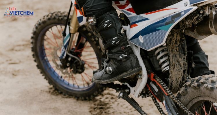 Di chuyển xe trong điều kiện trời mưa, lầy lội