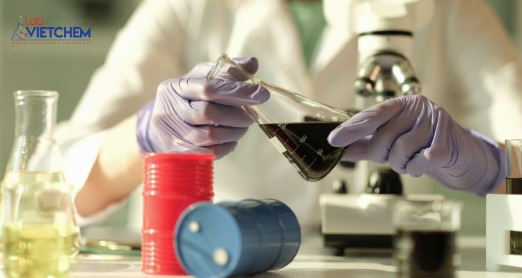 Mang đồ bảo hộ khi tiếp xúc với hóa chất