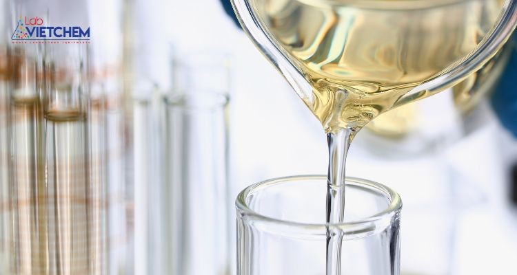 Tetrachloroethylene tồn tại dưới dạng chất lỏng không màu