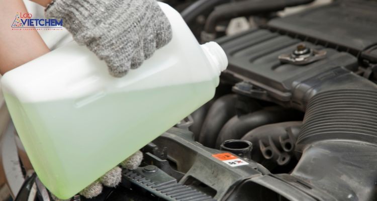 Ethylene glycol là thành phần trong nước làm mát động cơ