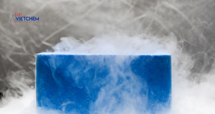 Phi kim chủ yếu ở dạng khí không màu