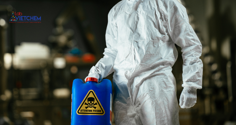Mang đồ bảo hộ khi tiếp xúc với hóa chất