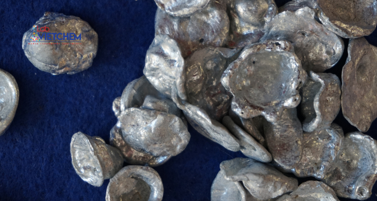 Kẽm tồn tại ở dạng kim loại rắn, màu xám bạc