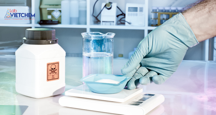 Nhôm nitrat được sử dụng làm thuốc thử trong phòng thí nghiệm