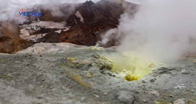 (NH4)2SO4 có trong miệng núi lửa