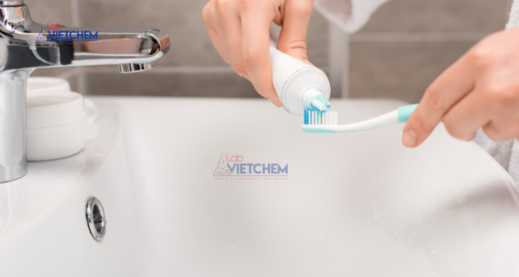 Sử dụng kem đánh răng với liều lượng thích hợp