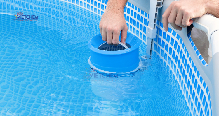 Phèn chua được sử dụng trong xử lý nước bể bơi