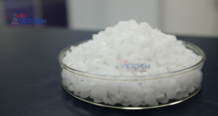 KOH là chất rắn màu trắng