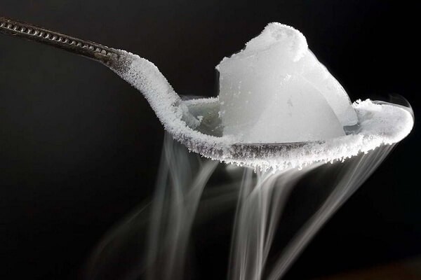 Đá khô dùng để tạo khói sân khấu, gây mưa nhân tạo, làm sạch bề mặt