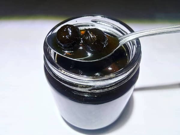 Khi ngâm tỏi đen với mật ong có thể dùng để chữa cảm lạnh và làm đẹp da