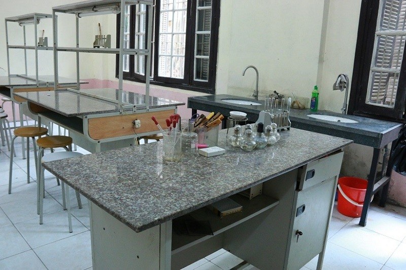 Ưu điểm của bàn thí nghiệm mặt đá