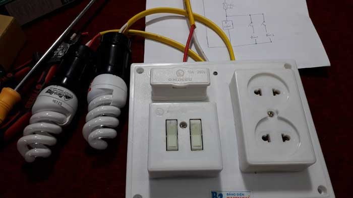 Mạch điện hoàn tất sau khi lắp cầu chì