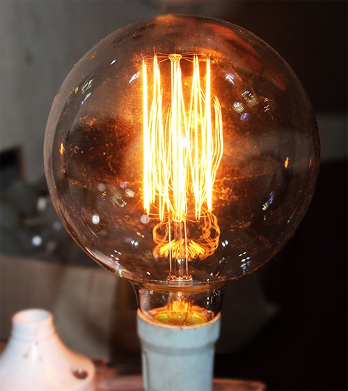 Ánh sáng vàng chủ yếu phát ra từ đèn sợi đốt