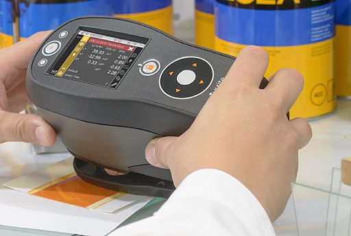 Máy đo màu trực tiếp cho phép đọc thông số màu