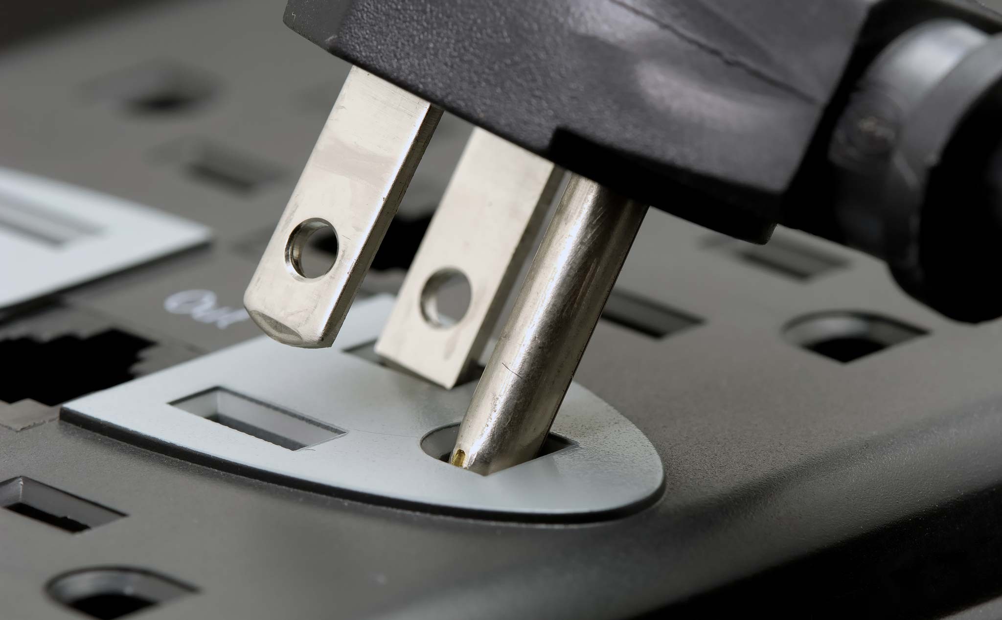 Ổ cắm điện trong nhà có điện áp U = 220 V