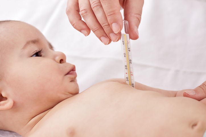 Kẹp nhiệt kế thủy ngân vào vị trí cần đo trên cơ thể