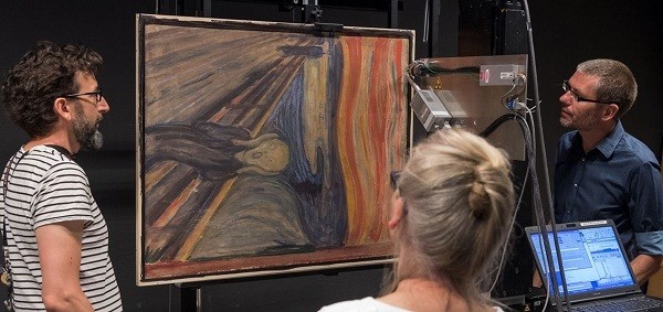 Máy quang phổ dùng trong phục chế tranh cổ