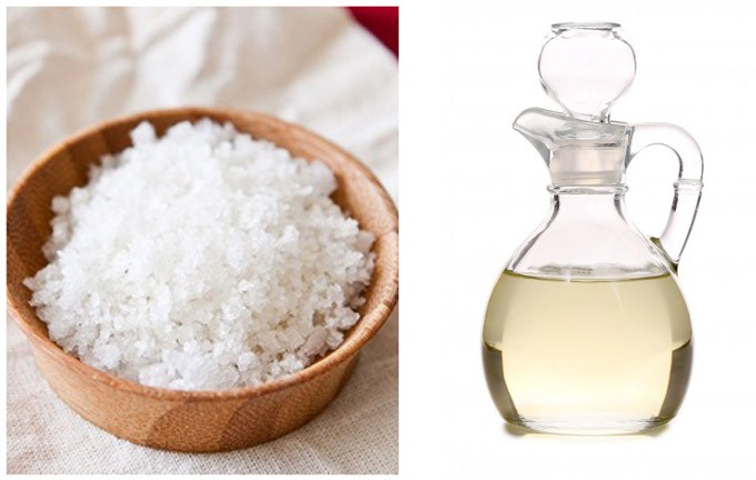 Trộn giấm và muối thành hỗn hợp sệt