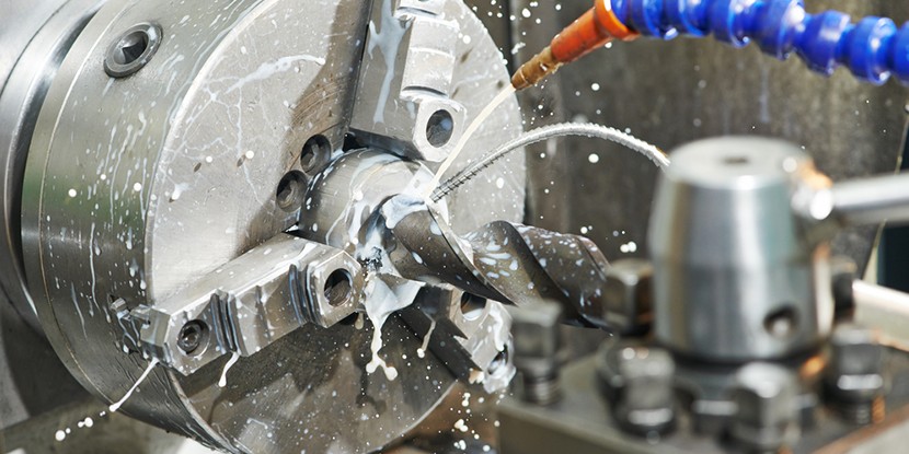 Thêm dung môi để tạo thành nhũ tương màu trắng sữa