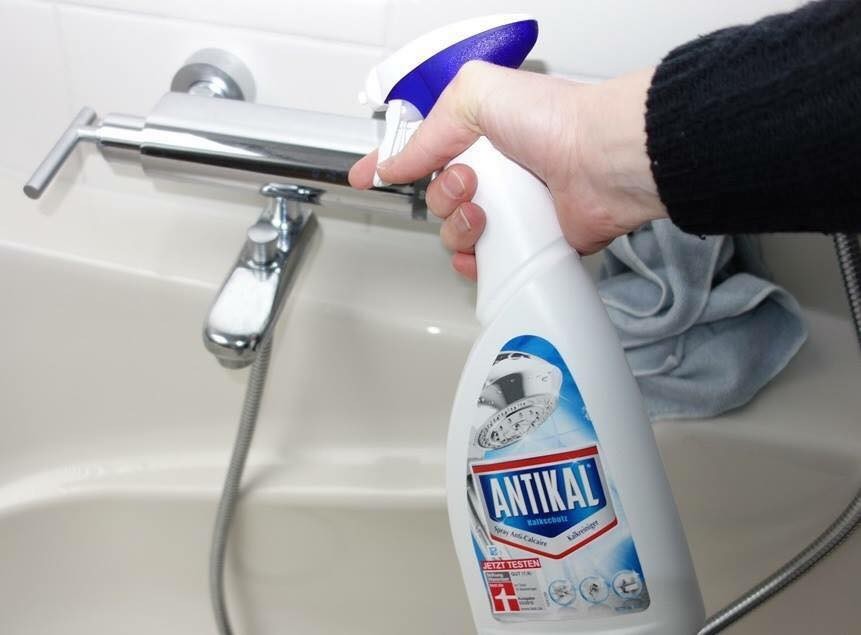 Xịt trực tiếp nước lau kính lên bề mặt vật dụng inox cần làm sạch