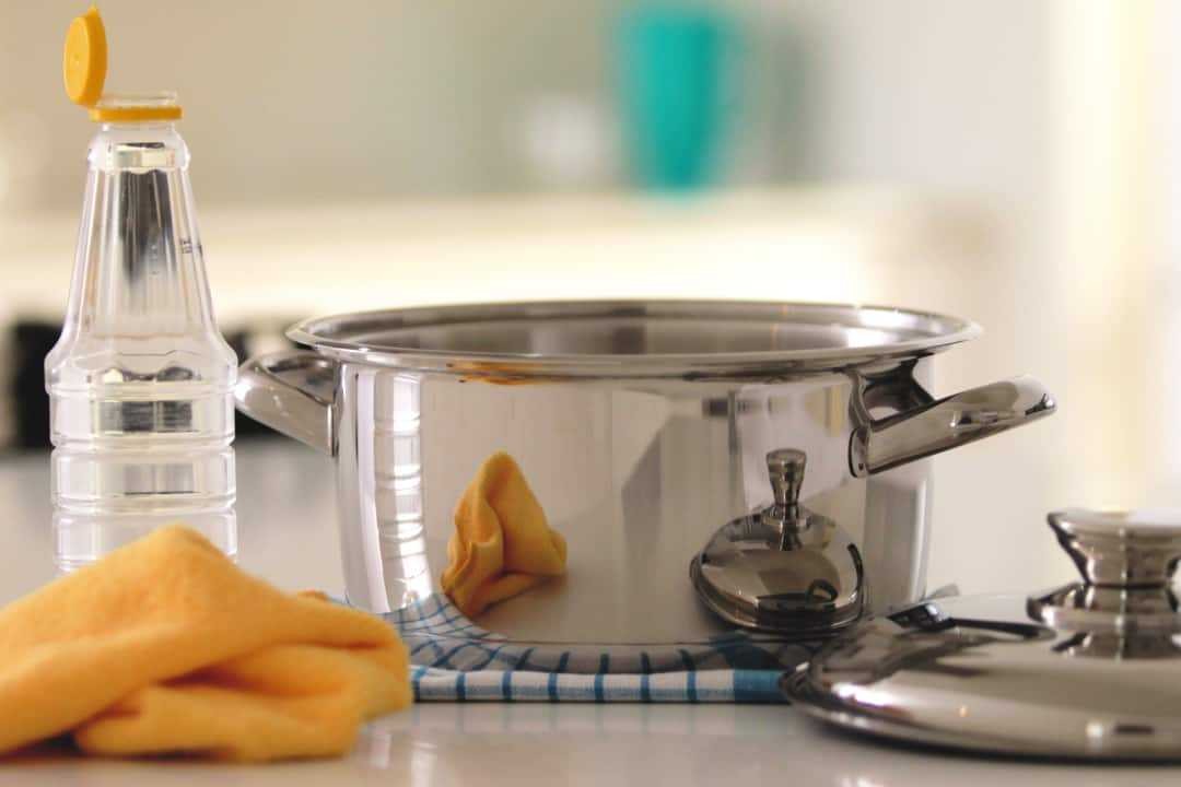 Dùng giấm để làm sạch và đánh bóng inox