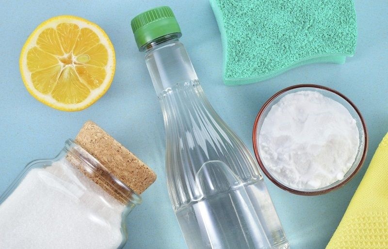 Dùng baking soda, giấm hoặc nước cốt chanh