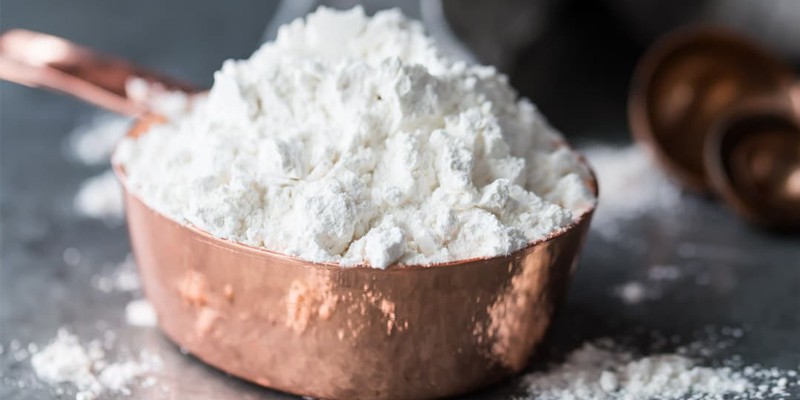 Hỗn hợp bột mì và nước sẽ giúp loại bỏ bụi bẩn trên bề mặt inox