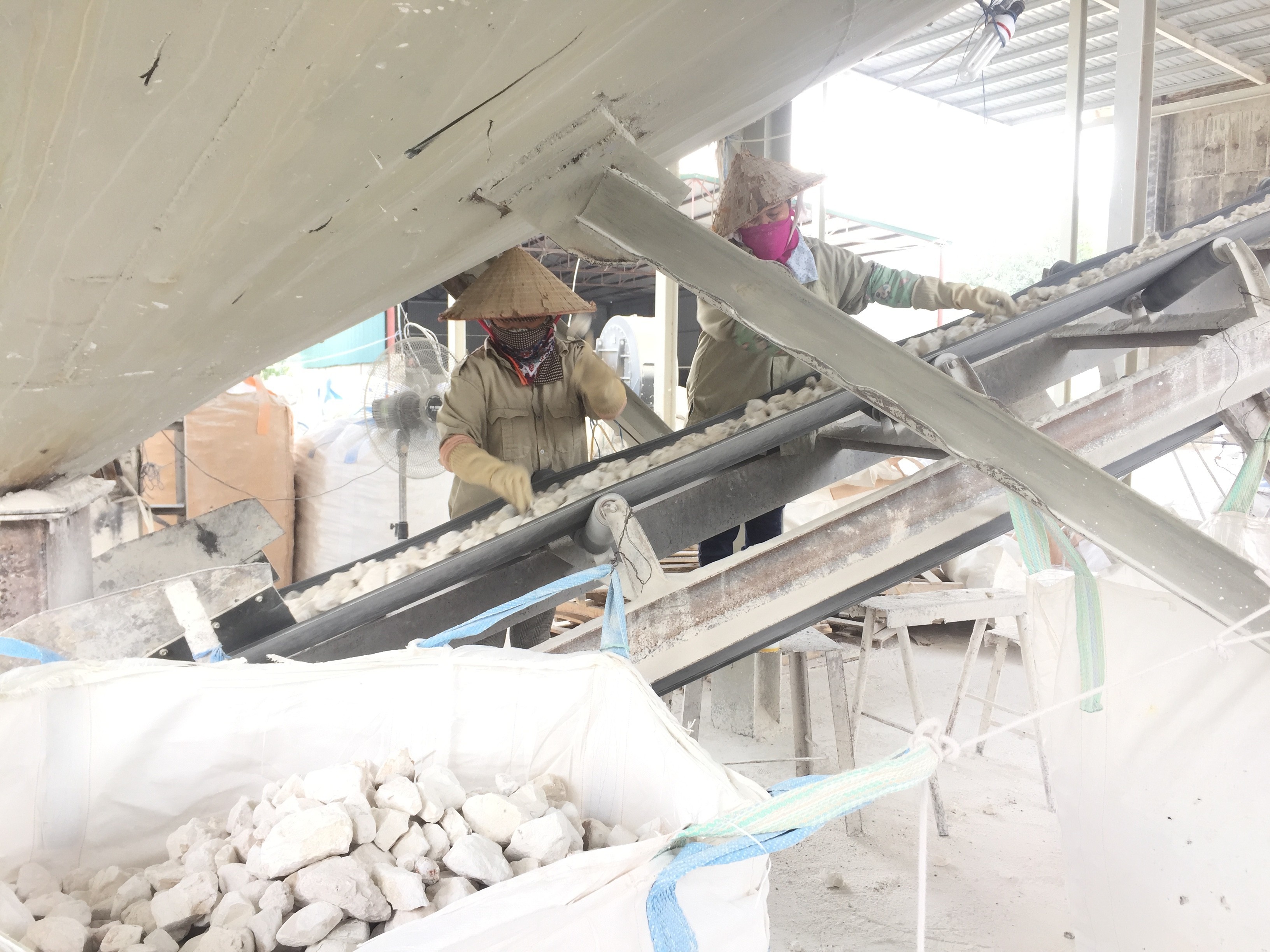 Đá vôi được sàng lọc trước khi đưa vào lò