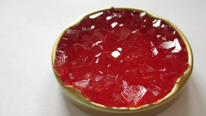 Trồng tinh thể phèn chua trên nắp hộp