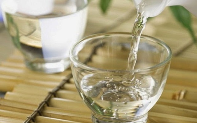 Ngâm rượu trắng vào khăn sạch