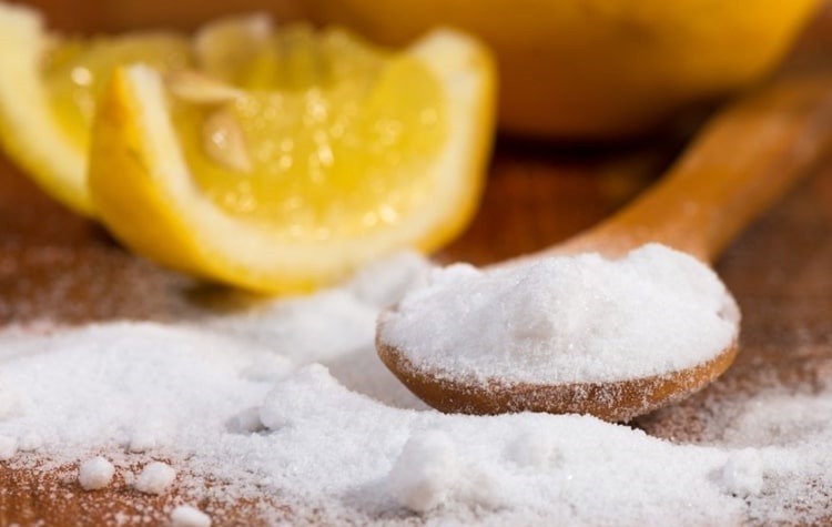 Dùng chanh tươi và muối