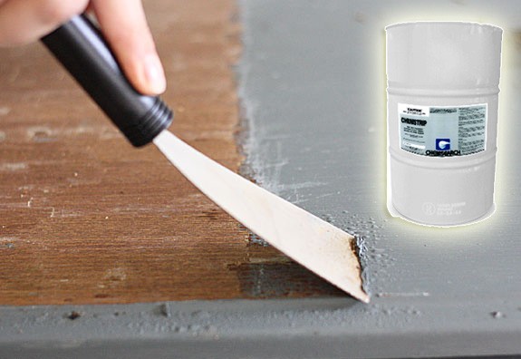 Dùng dụng cụ cạo sơn