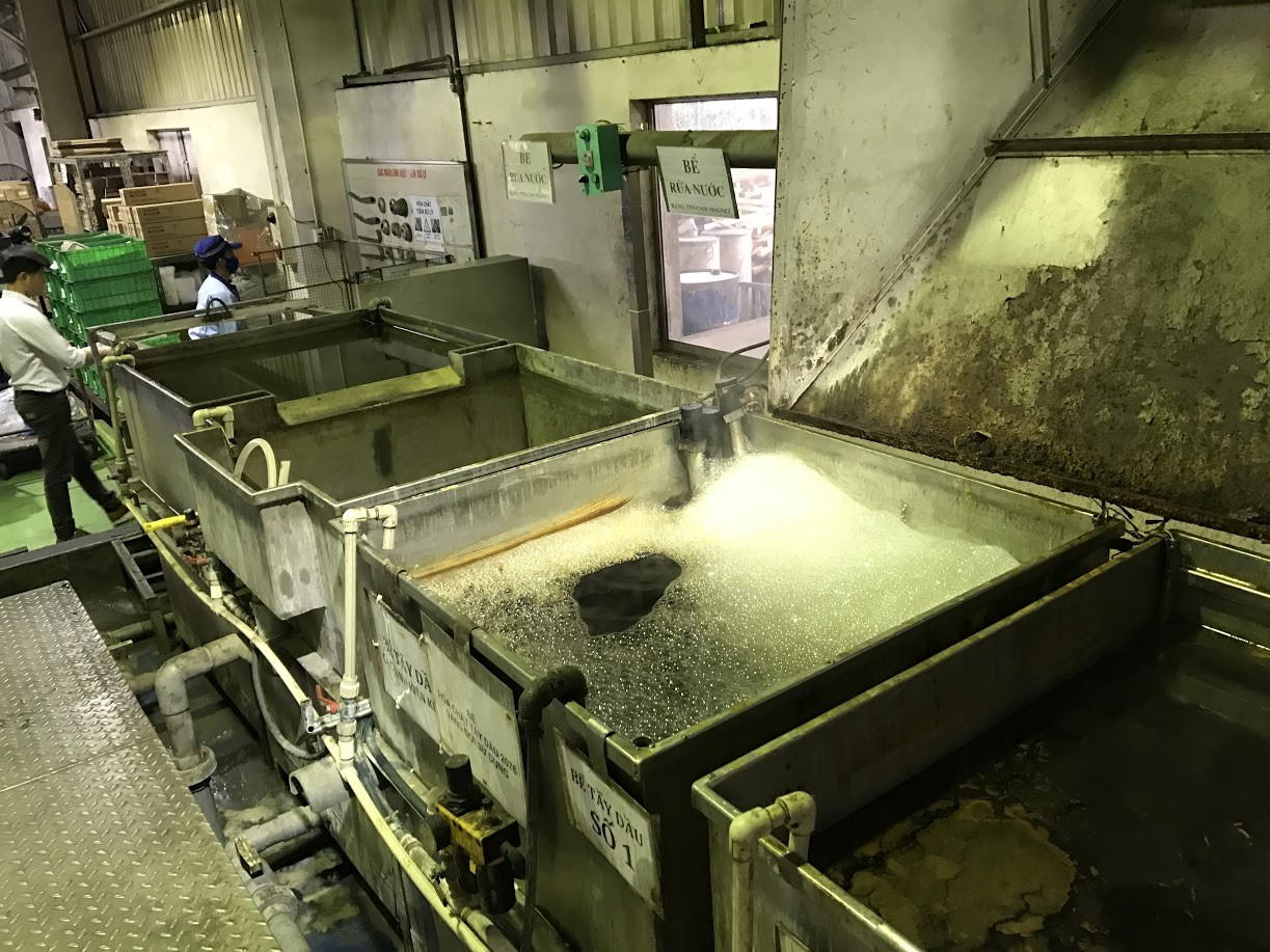 Ngâm các bộ phận vào thùng chứa dung dịch hóa chất tẩy dầu mỡ