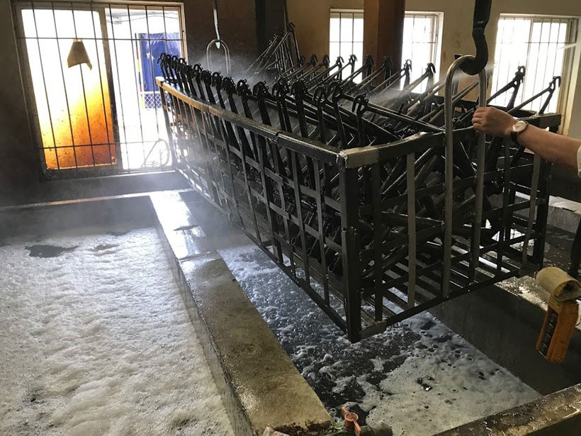 Loại bỏ dầu mỡ khỏi bề mặt của các chi tiết và đồ vật