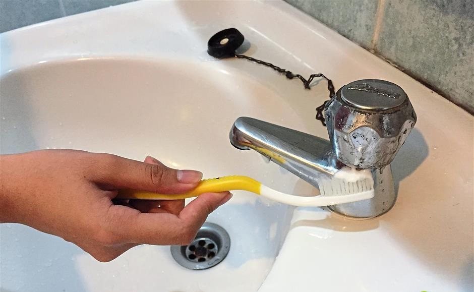 Loại bỏ cặn canxi bằng kem đánh răng