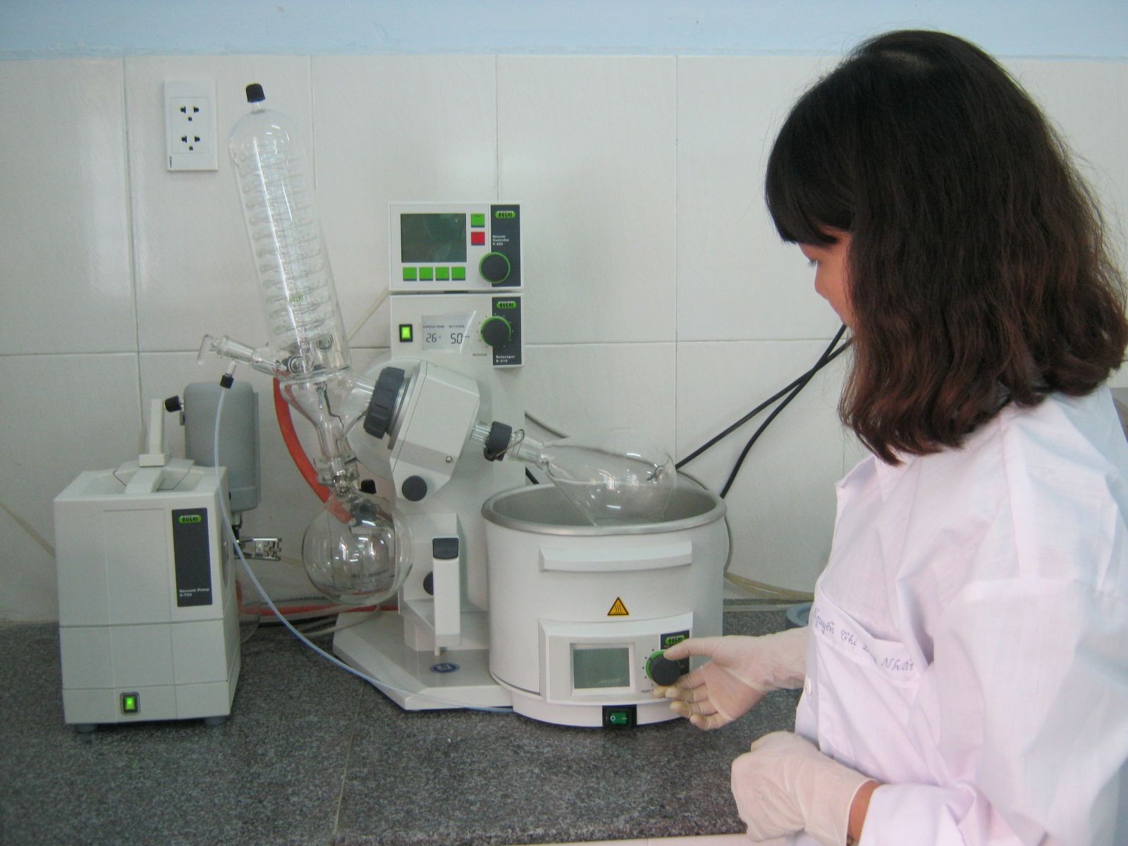 Không để quần áo, tóc, v.v... vướng vào các bộ phận quay của máy