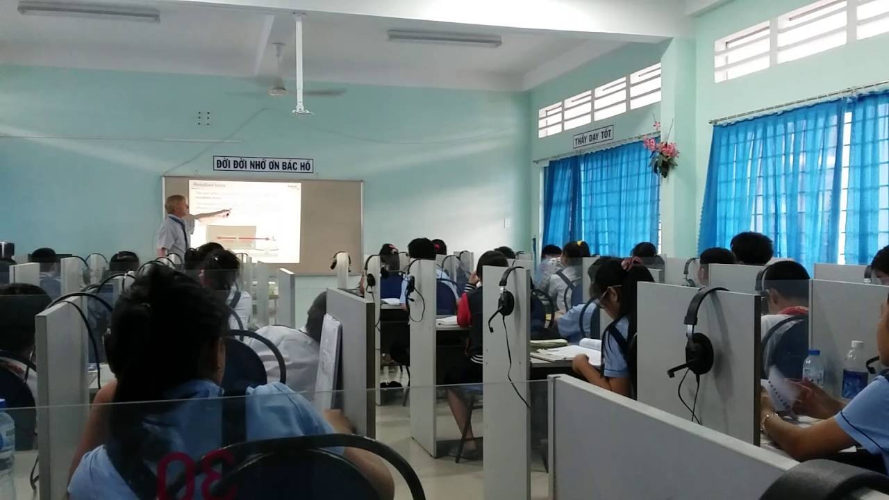 Học sinh trong phòng thí nghiệm của trường